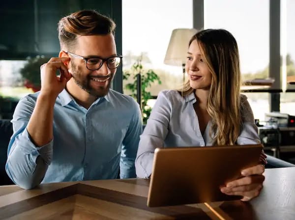 Geschäftsleute arbeiten, haben Spaß und unterhalten sich am Arbeitsplatz im Büro